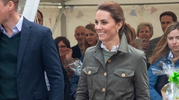 Princesas usam coturno! Kate Middleton elege moda militar utilitária em evento