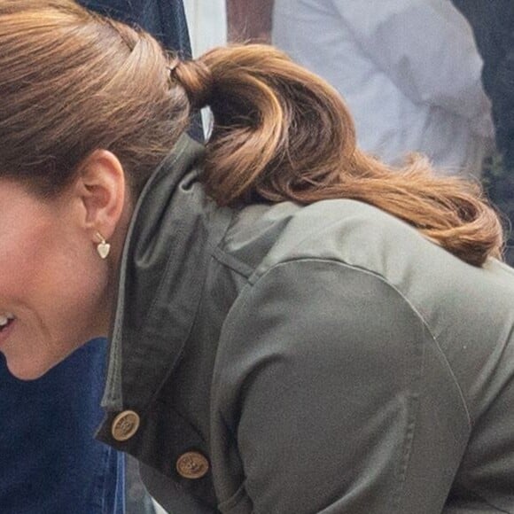 Kate Middleton usa rabo de cavalo baixo com pequena trançado em evento em Cumbria, no Reino Unido, nesta terça-feira, dia 11 de junho de 2019