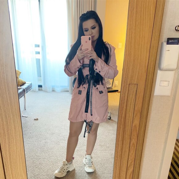 Maraisa adora looks que aliem conforto e estilo: no da foto, ela posou com chunky sneakers e vestido rosa