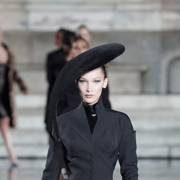 Vestido preto do arquivo da Mugler desfilado por Bella Hadid no desfile da multimarcas italiana Luisa Via Roma