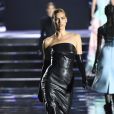 Vestido preto: Irina Shayk de look de couro mídi na passarela da Luisa Via Roma