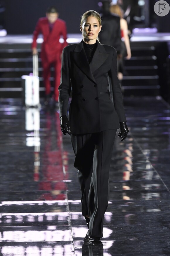 Terno preto usado pela modelo Doutzen Kroes no desfile de 90 anos da multimarcas Luisa Via Roma
