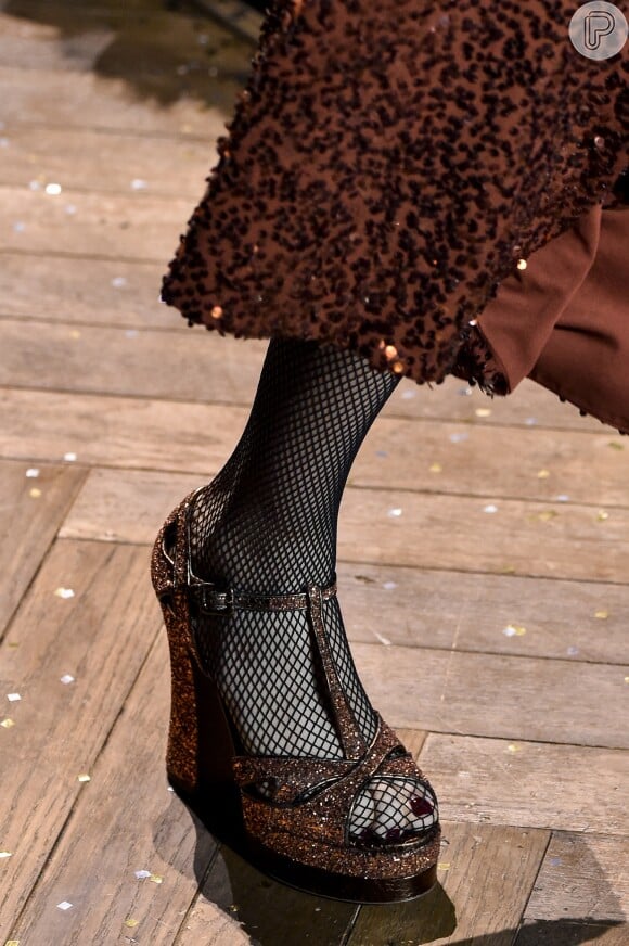 Aposte na sandália meia-pata com meias de lurex para esquentar o look de inverno
