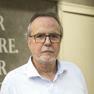 César (Tato Gabus Mendes) vai promover o encontro de Milena (Giovanna Rispoli) e Jaqueline (Gabz) na novela teen 'Malhação: Toda Forma de Amar', mas vai resolver afastar as duas.