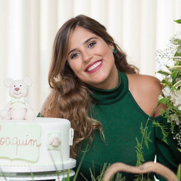 Camilla Camargo escolheu look verde para o chá de bebê de Joaquim