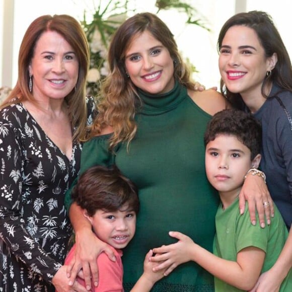 Wanessa Camargo posa com a irmã, Camilla, no chá de bebê do primeiro sobrinho