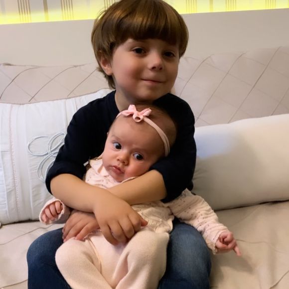 Thaeme Mariôto compartilha foto da filha no colo do primo  neste domingo, dia 16 de junho de 2019