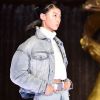 Formas de usar a jaqueta jeans: um modelo arredondado com shape anos 80, de Alexander Wang