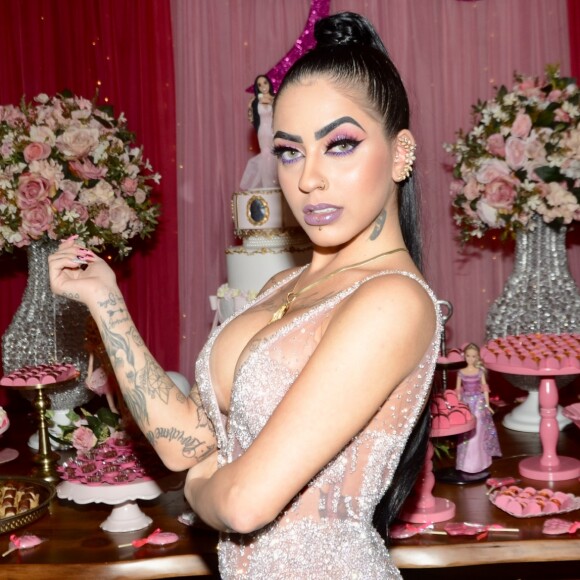 Mc Mirella apostou em look transparente criado pelo estilista Israel Valentim