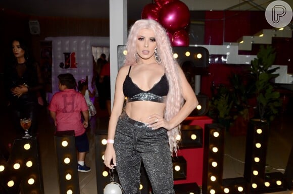 A ex-BBB Jaqueline Grohalski chamou atenção com lace rosa e fios frisados para ir à festa de Mc Mirella na Mansão Isadora Cortez, no bairro da Mooca, em São Paulo, na noite desta terça-feira, 18 de junho de 2019