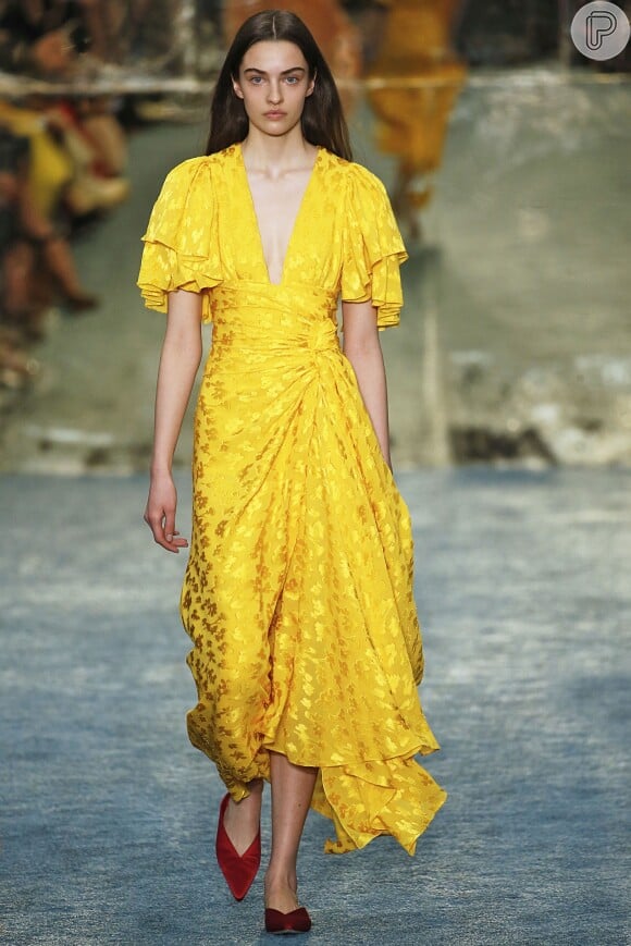 Vestido monocromático é uma tendência nesse inverno: amarelo é uma das cores da estação. Este é Carolina Herrera
