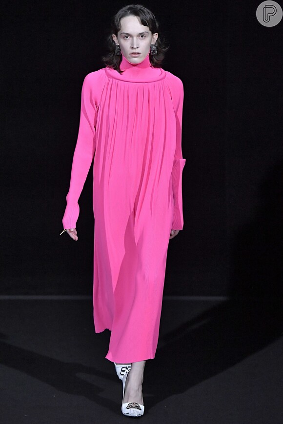 Vestido no inverno: rosa neon continua em alta, o look é da Balenciaga