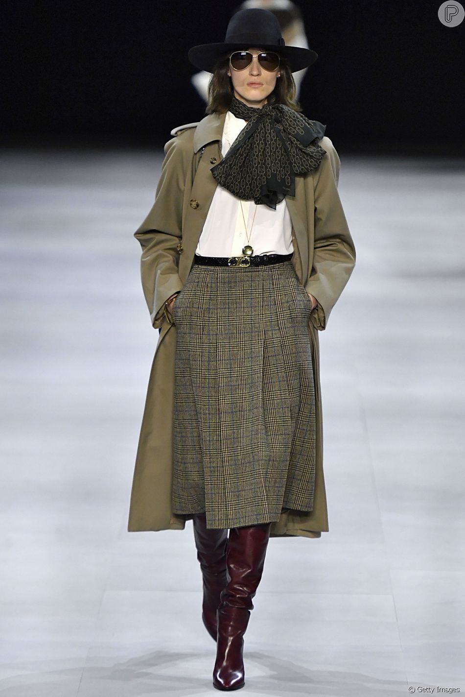Os sapatos em alta no inverno 2019. As botas longas ficam superchiques com saia mÃdi. Esta é da Celine