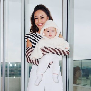 Filha de Sabrina Sato, Zoe esbanjou fofura com look all white e felpudinho