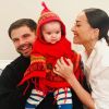 Zoe, filha de Sabrina Sato e Duda Nagle, esbanjou fofura com poncho vermelho de motivos peruanos