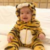 Sabrina Sato se encantou ao mostrar Zoe, filha dela e Duda Nagle, com onesie de tigrinho