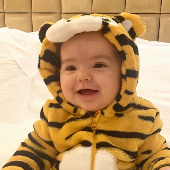 Sabrina Sato se encantou ao mostrar Zoe, filha dela e Duda Nagle, com onesie de tigrinho
