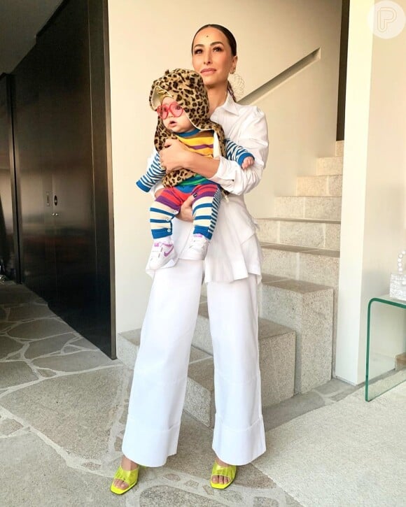 Zoe, filha de Sabrina Sato, já usou colete com capuz de animal print