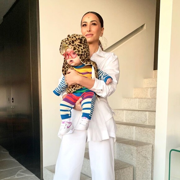 Zoe, filha de Sabrina Sato, já usou colete com capuz de animal print