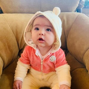 Zoe, filha de Sabrina Sato, já apareceu vestida com onesie do ursinho Pooh