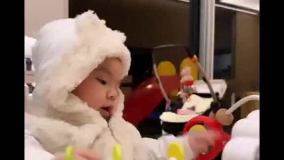 Sabrina Sato filmou a filha, Zoe, com casaquinho felpudo com orelhinhas