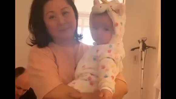 Sabrina Sato filmou a filha, Zoe, no colo da avó Kika com onesie de unicórnio