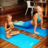Angélica compartilhou uma foto com a filha, Eva, praticando yoga nesta sexta-feira, dia 21 de junho de 2019