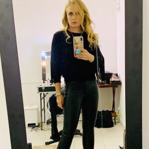 Angélica chamou atenção pelo corpo aos 45 anos de biquíni em foto