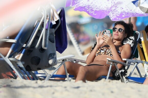 Débora Nascimento relaxou nas areias da praia