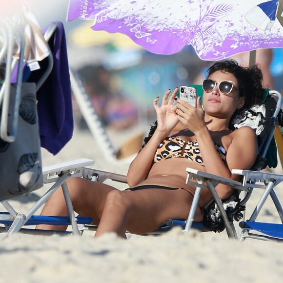Débora Nascimento relaxou nas areias da praia