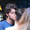 Chay Suede e Laura Neiva trocaram muitos beijos e carinhos em um bar, na cidade de São Paulo