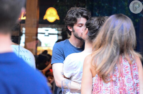 Chay Suede e Laura Neiva trocaram muitos beijos e carinhos em um bar, na cidade de São Paulo