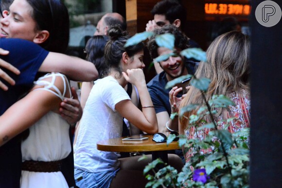 Chay Suede e Laura Neiva são flagrados pela primeira vez juntos após assumirem namoro, neste sábado, 11 de outubro de 2014