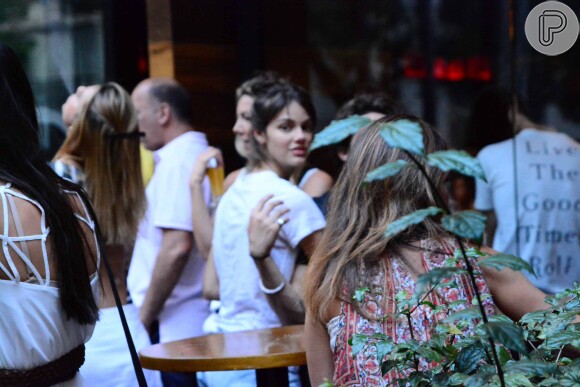 Chay Suede e Laura Neiva são flagrados pela primeira vez juntos após assumirem namoro, neste sábado, 11 de outubro de 2014
