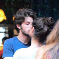Chay Suede e Laura Neiva são flagrados juntos em bar após assumirem namoro
