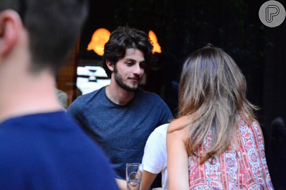 Chay Suede e Laura Neiva são flagrados pela primeira vez juntos após assumirem namoro, neste sábado, 11 de outubro de 2014