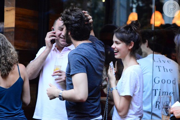 Chay Suede e Laura Neiva são flagrados pela primeira vez juntos após assumirem namoro, neste sábado, 11 de outubro de 2014