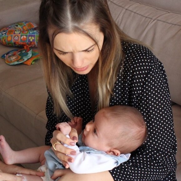 Thaeme relatou sofrimento ao ver a filha, Liz, de 2 meses, tomando vacinas: 'Dó de ver o baby levando as agulhadas!'