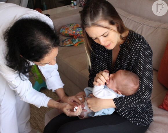Filha de Thaeme, Liz, de 2 meses, recebeu doses de vacinas: 'Começando a ficar protegida contra varias doenças'
