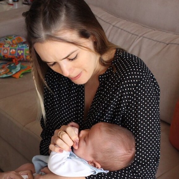 Filha de Thaeme, Liz, de 2 meses, recebeu doses de vacinas: 'Começando a ficar protegida contra varias doenças'