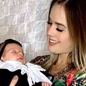 Filha de Thaeme, Liz, de 2 meses, apresentou febre após tomar vacina: 'Mamãe cuida de mim'