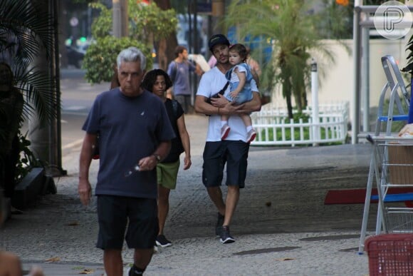 Bella, filha de José Loreto, acompanhou o pai em dia de compras no Rio de Janeiro