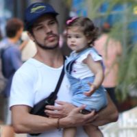 Momento pai e filha: José Loreto vai às compras com Bella no colo. Fotos!