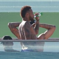 Piscina, churrasco e compras: Neymar curte passagem pelo Rio com amigos. Fotos!