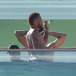 Neymar curte hotel com amigos em passagem pelo Rio de Janeiro
