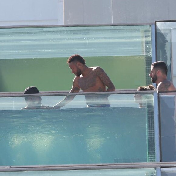 Com amigos, Neymar bebe cerveja e curte churrasco em hotel