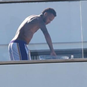 Neymar é fotografado com amigos em hotel de luxo no Rio de Janeiro