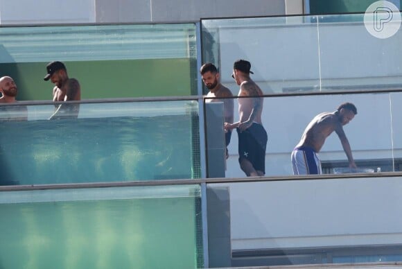 Neymar é fotografado com amigos em hotel de luxo no Rio de Janeiro