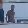 Neymar é visto curtindo piscina em sacada de hotel na Barra da Tijuca, zona oeste do Rio de Janeiro, nesta quinta-feira, 26 de junho de 2019