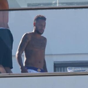 Neymar é visto curtindo piscina em sacada de hotel na Barra da Tijuca, zona oeste do Rio de Janeiro, nesta quinta-feira, 26 de junho de 2019